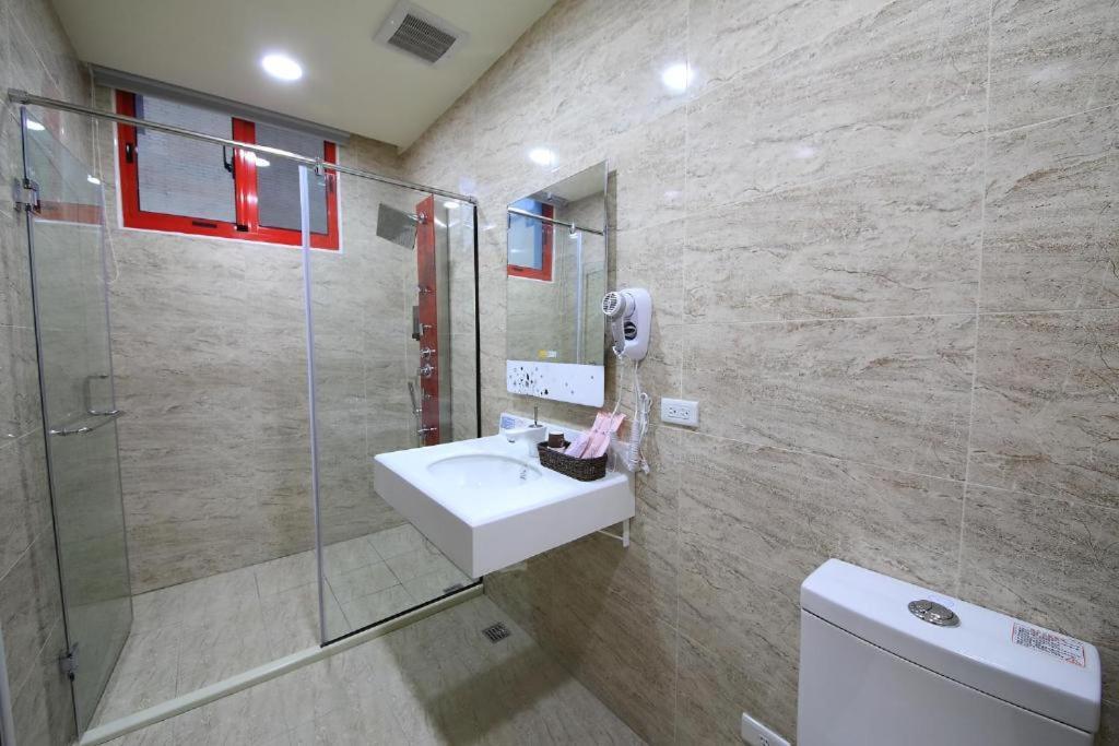花蓮亮君經典民宿1館加2館民宿-東大門夜市-電梯包棟bright King Homestay Hualien City Exterior foto